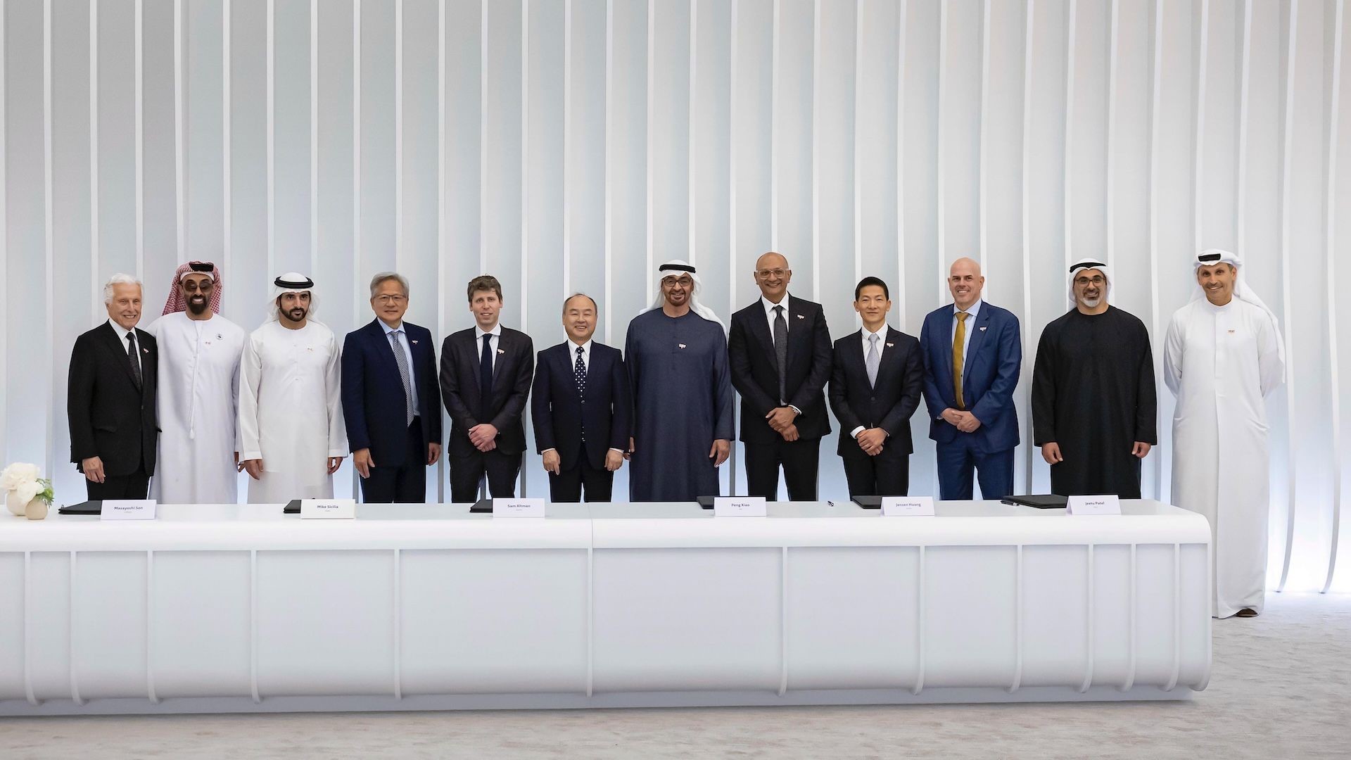 엔비디아, ‘스타게이트 UAE’에 그레이스 블랙웰 GB300 시스템 공급.jpg