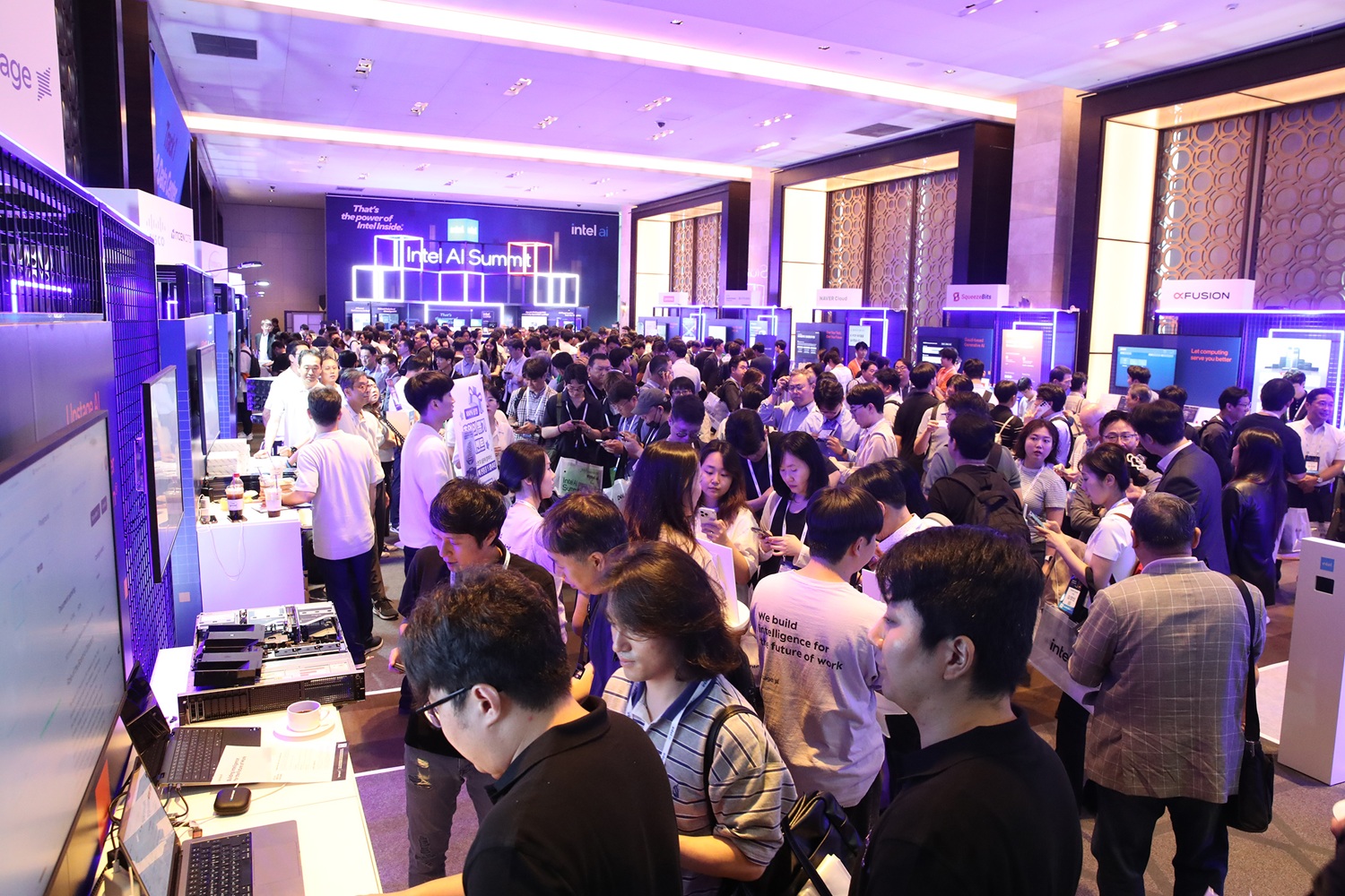 2025 인텔 AI 서밋 서울 로비부스전경.JPG