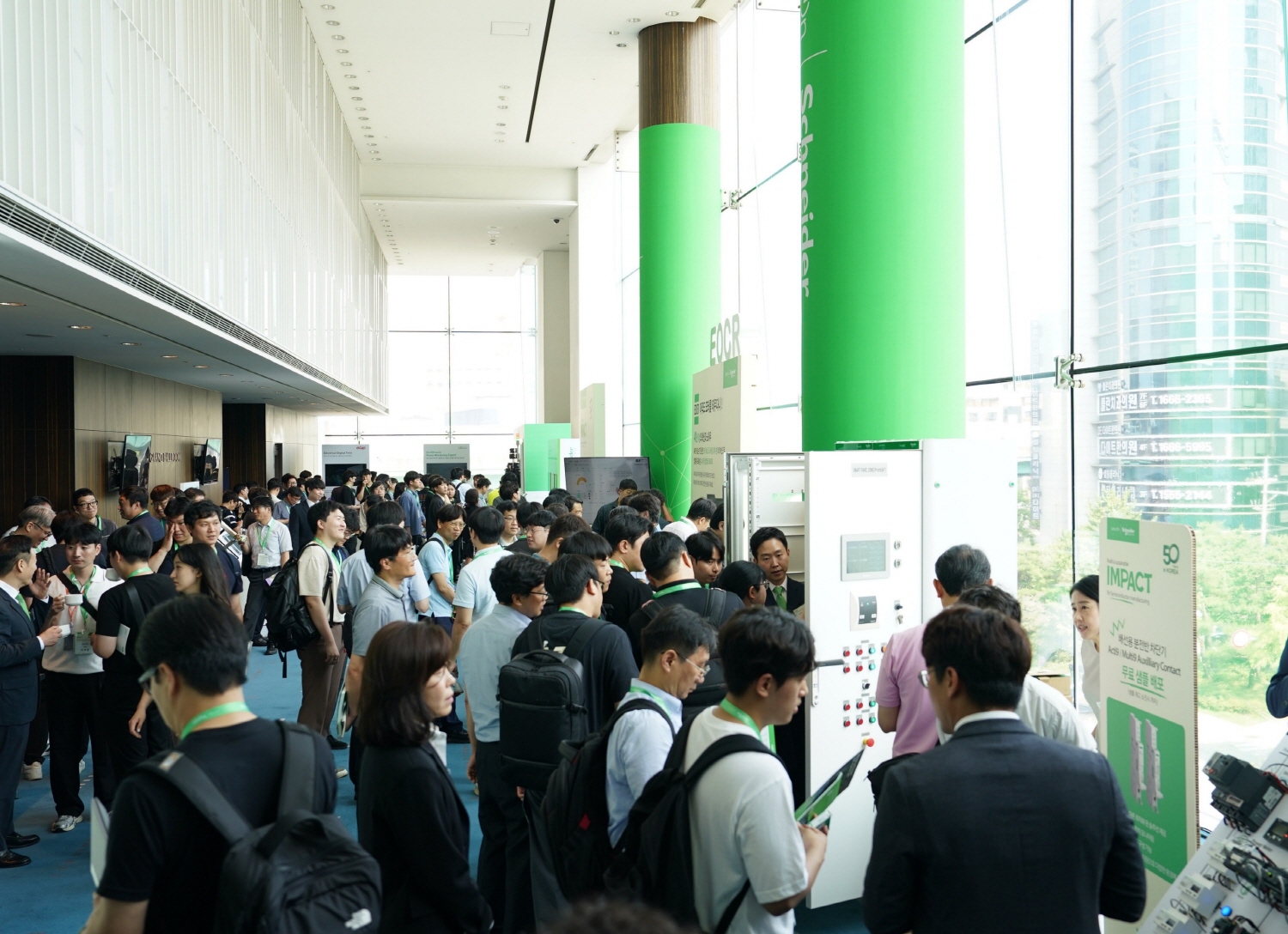 관람객들이 슈나이더 일렉트릭의 이노베이션 허브를 구경하고 있다.jpg