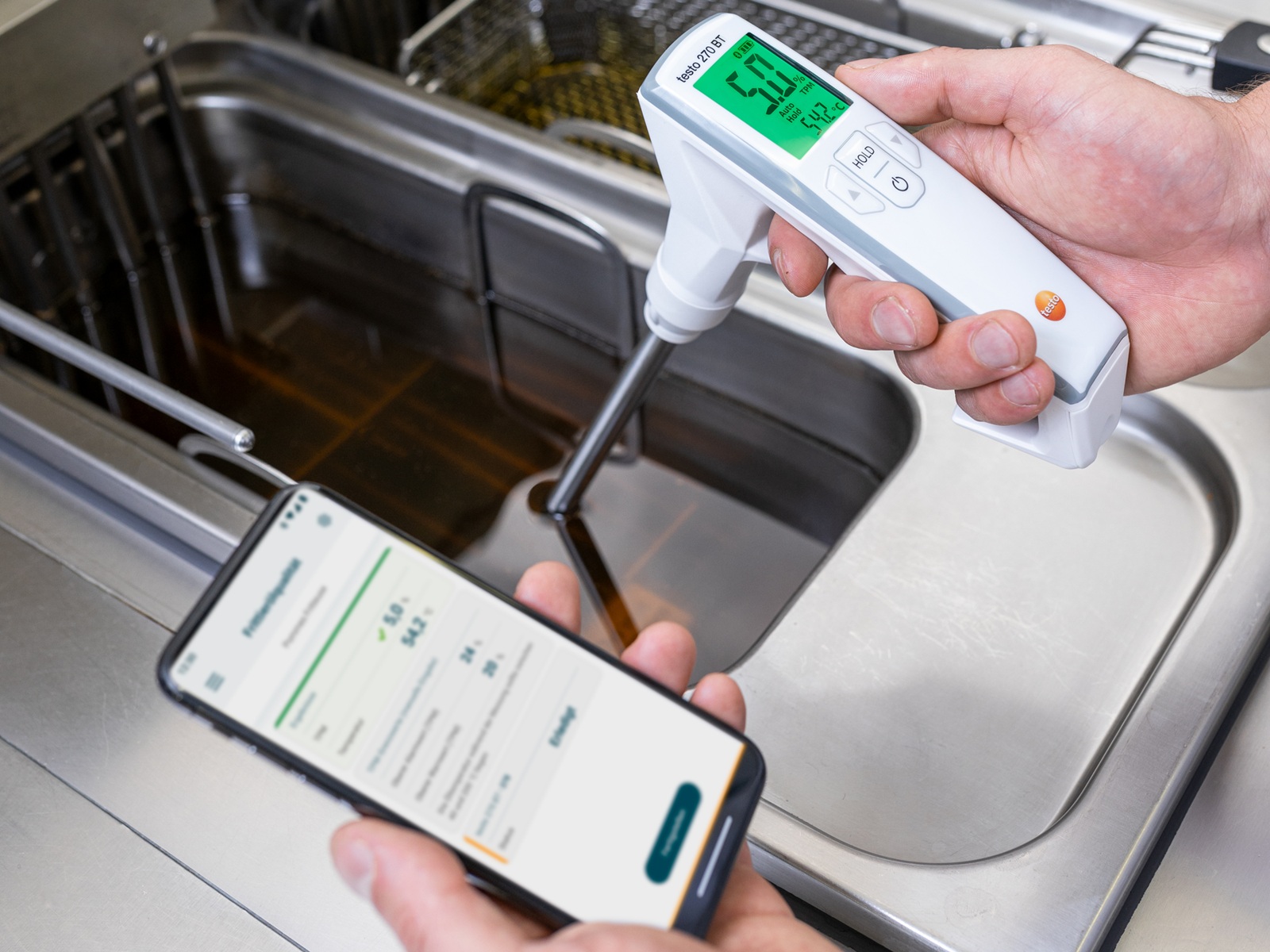 testo-270-bt-kitchen-chip-pan-focus-app-display-green-screen-de-2000x1500_S.jpg