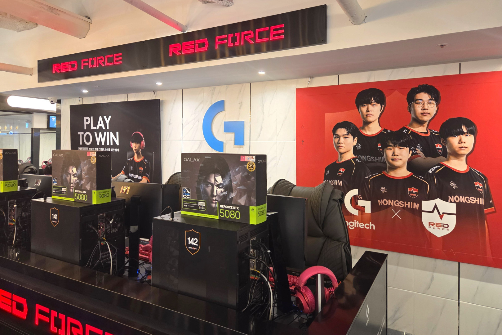 1K모든 좌석에 로지텍 G의 게이밍 기어가 설치된 레드포스 PC방 강남역점 전경(1).jpg