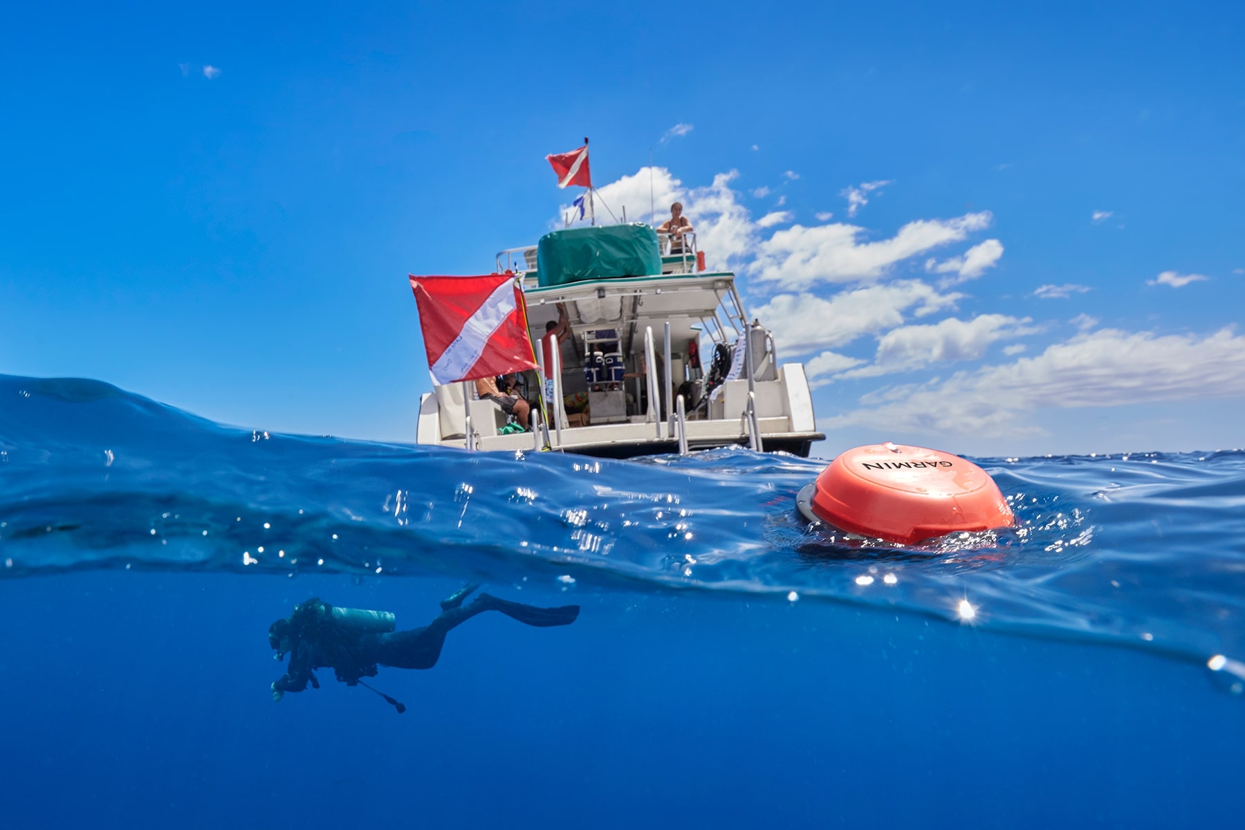 가민, 다이빙 시장의 게임 체인저 ‘디센트 S1 다이버 통신 부표’ 출시…“다이빙 안전성과 수중 커뮤니케이션 강화”.jpg