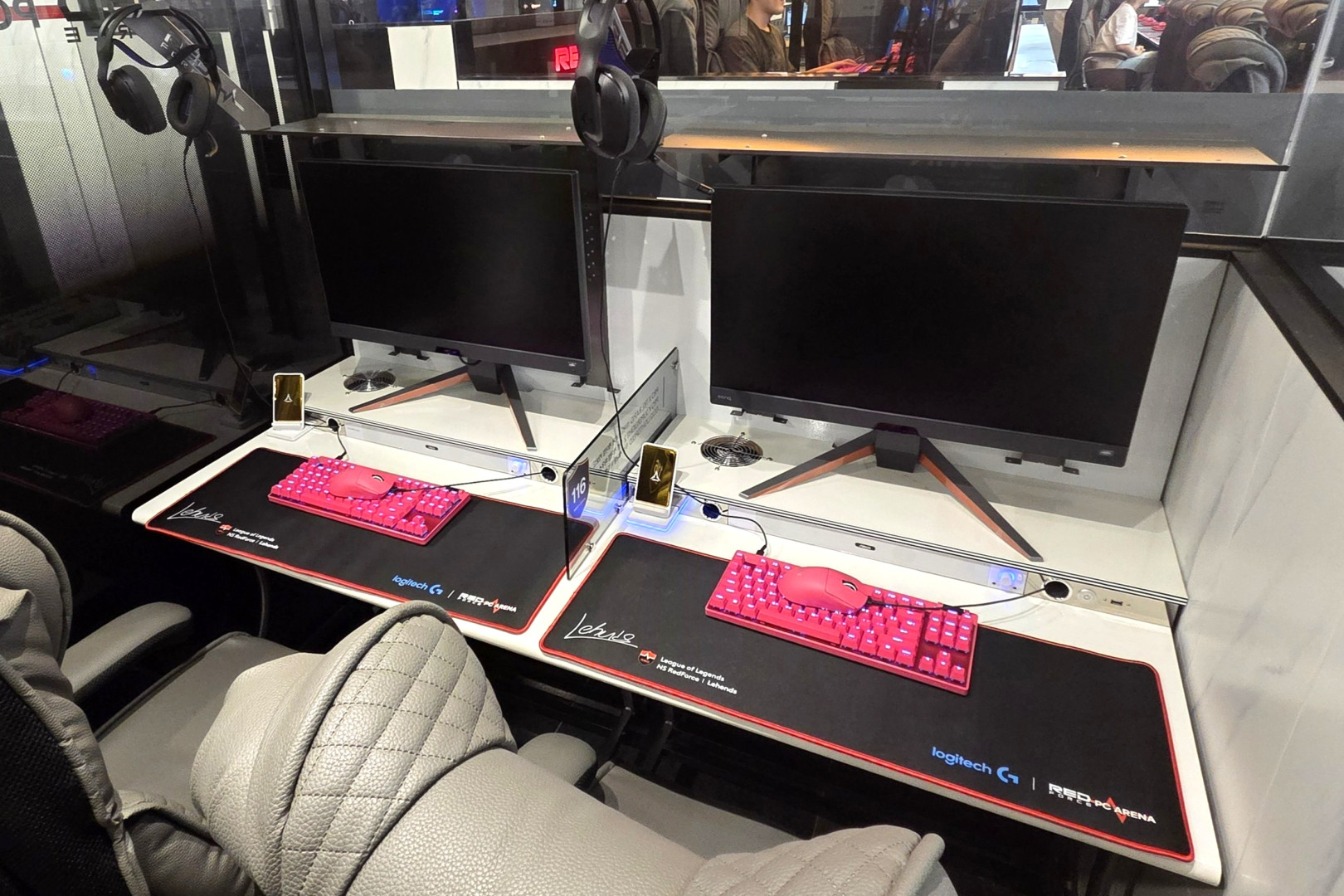 1K모든 좌석에 로지텍 G의 게이밍 기어가 설치된 레드포스 PC방 강남역점 전경(2).jpg