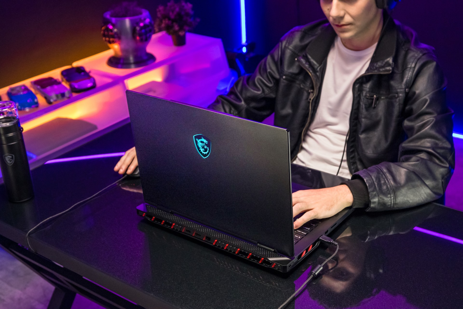 MSI 레이더 A18 HX A9WJG.JPG