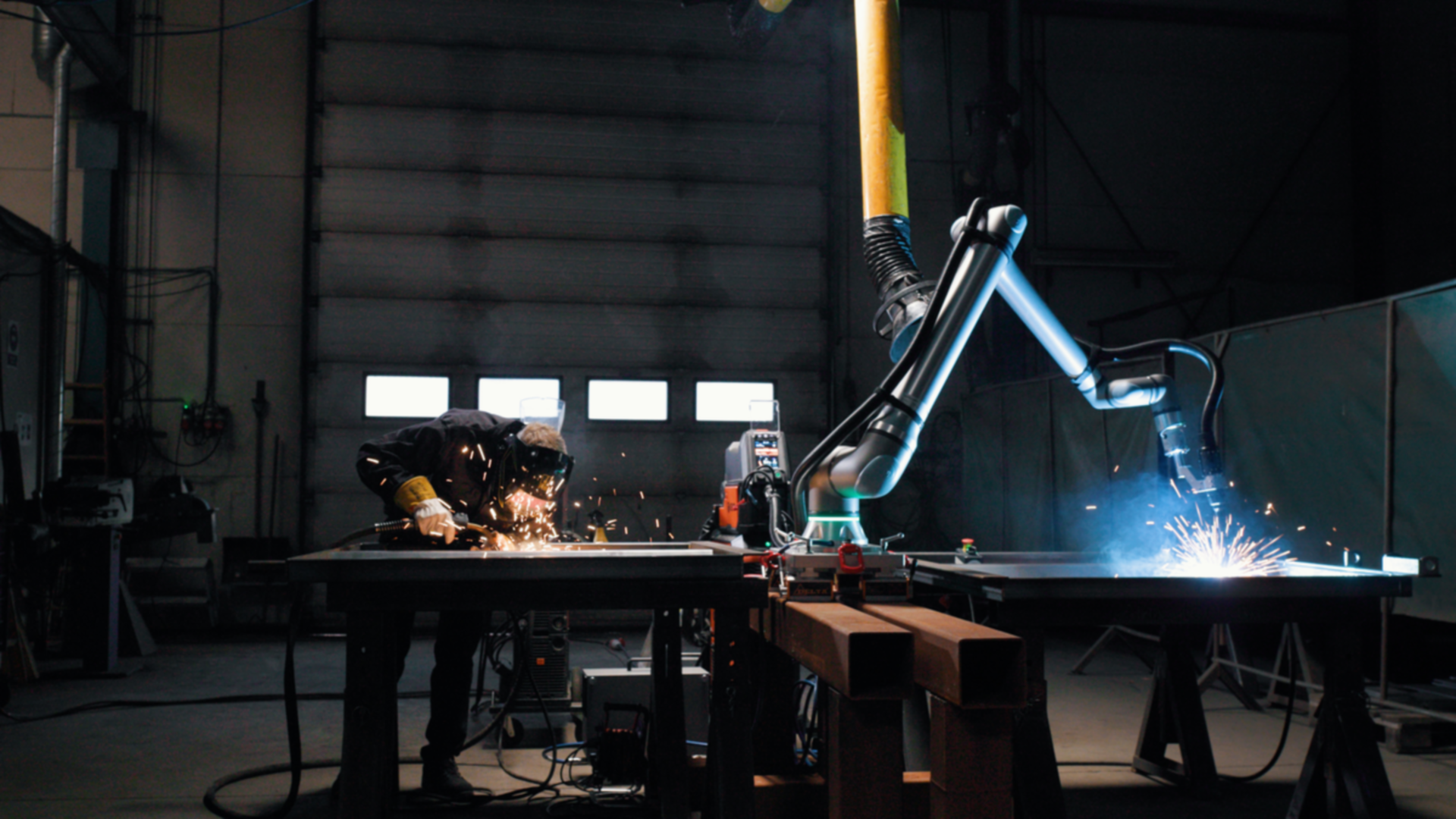 1K유니버설 로봇_유니버설 로봇이 새롭게 공개한 UR8 Long은 공간 제약이 심한 용접 작업에 적합한 차세대 협동로봇이다.png