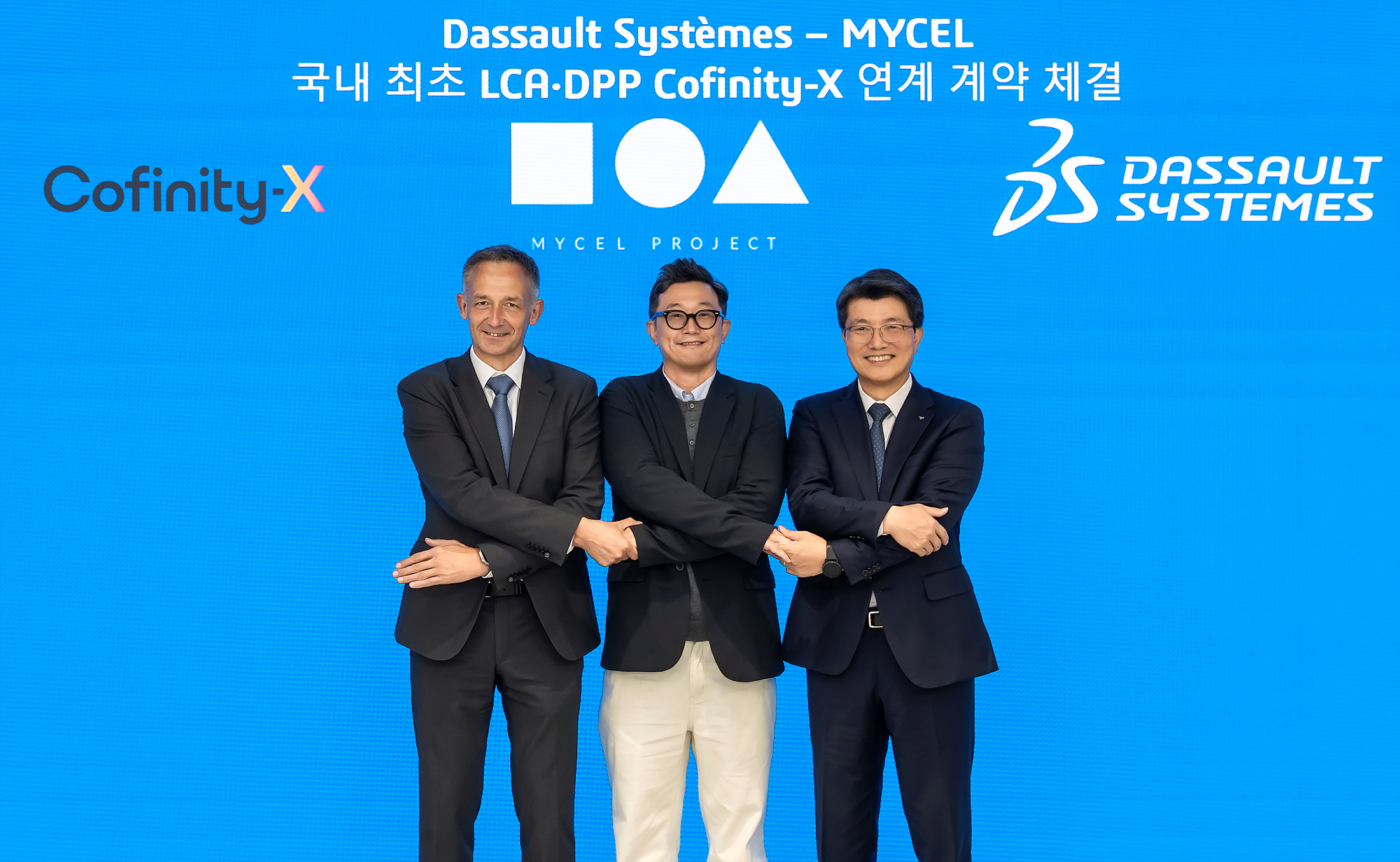 토마스 뢴쉬(Thomas Rösch) Cofinity X 대표이사(좌), 사성진 마이셀 대표이사(중), 정운성 다쏘시스템코리아 대표이사(우)가 LCA·DPP 통합 프로젝트 추진을 위한 업무협약(MOU)을 체결하고 있다._.jpg