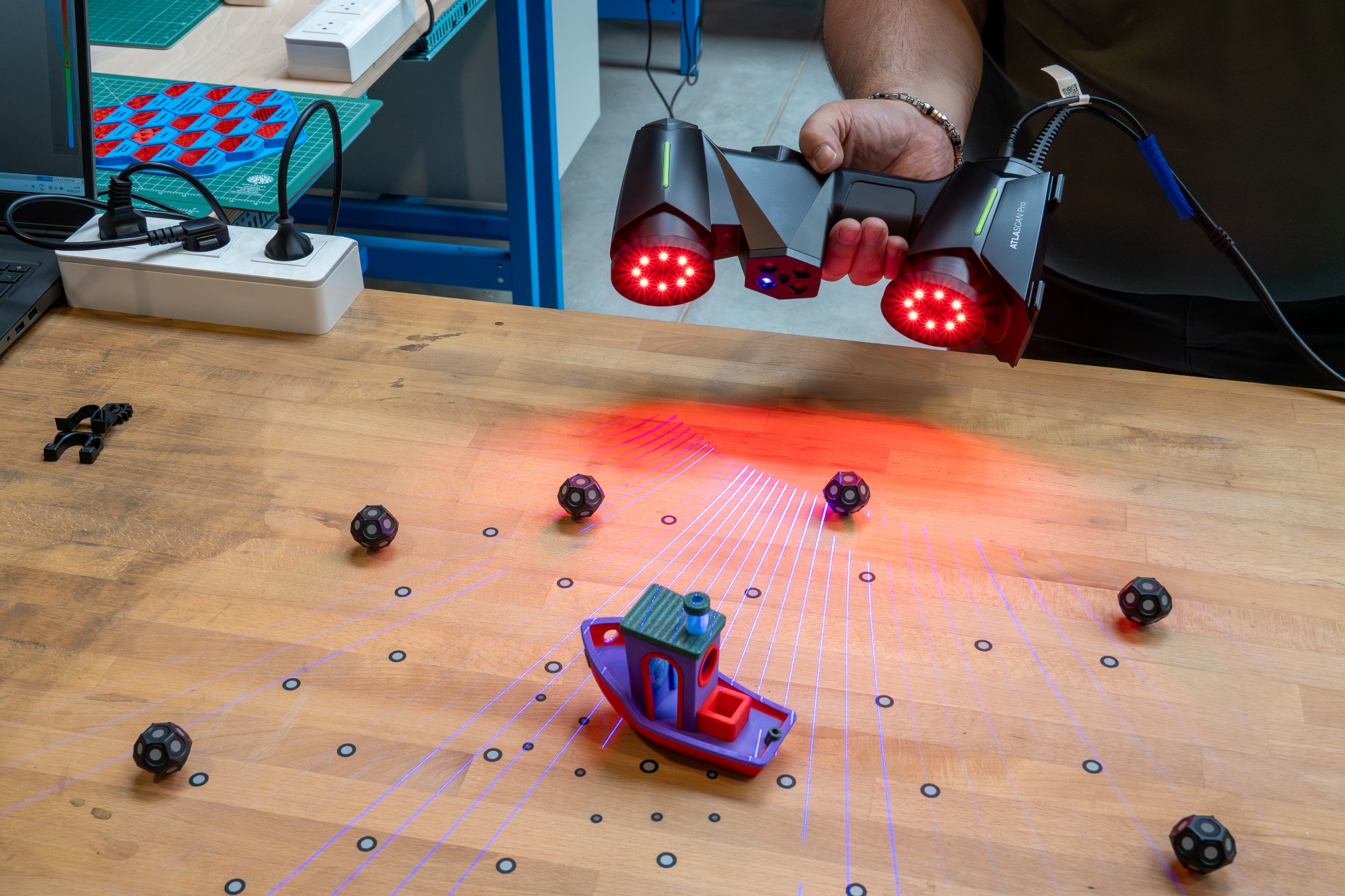 사용자는 아틀라스캔 프로의 고해상도 레이저 스캐닝 기능을 통해 다양한 형상의 객체를 빠르고 정밀하게 측정할 수 있다.jpg