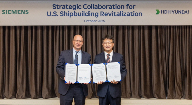 지멘스 디지털 인더스트리 소프트웨어의 조 보먼(Joe Bohman) PLM 제품 총괄 부사장과 HD현대의 문상민 글로벌전략부문장이 ‘미국 조선산업의 현대화 및 기술 경쟁력 강화를 위한 전략적 업무협약(MoU)’ 체결 기념.JPG