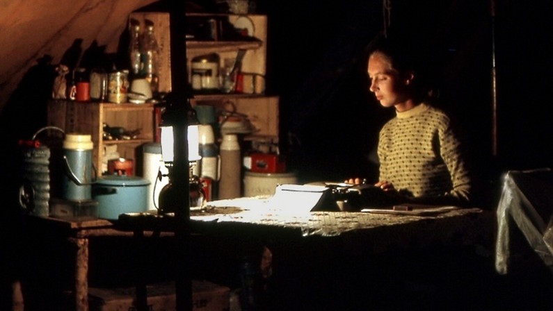 매일 저녁 제인 구달은 곰베의 텐트에서 하루 필드 노트를 정리해 작성했다.jpg