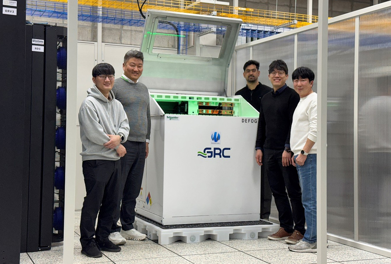 슈나이더 일렉트릭 코리아가 웨어플루 디포그 쇼룸에서 액침 냉각 설비를 구축하고 기념 촬영을 하고 있다.jpg