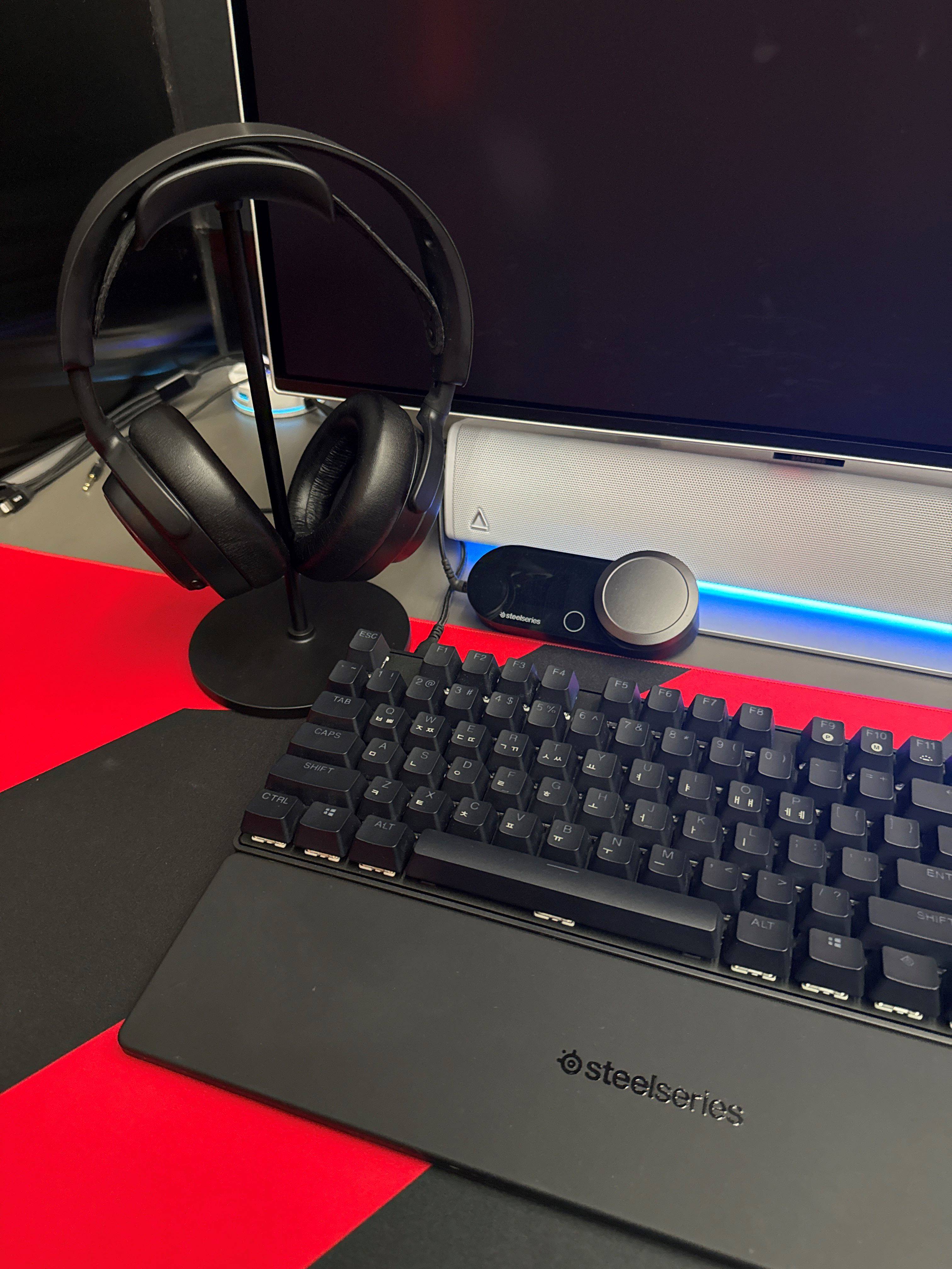 스틸시리즈_T1 베이스캠프 부산점 설치 게이밍 기어 사진.jpg