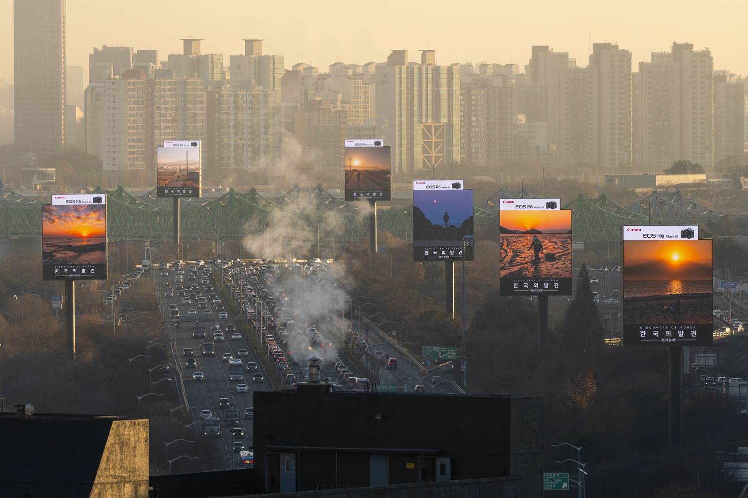 ‘한국의 발견’ 전시 작품이 게재된 ‘로드블록 12’ 전경.jpg