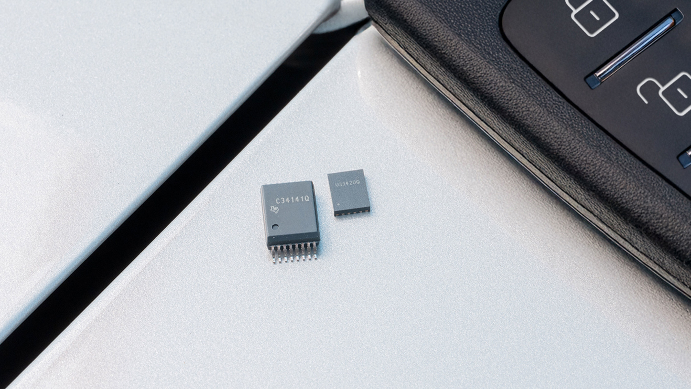 TI, 데이터센터 및 EV의 전력 밀도를 높이는 고성능 절연 전원 모듈 공개.jpg