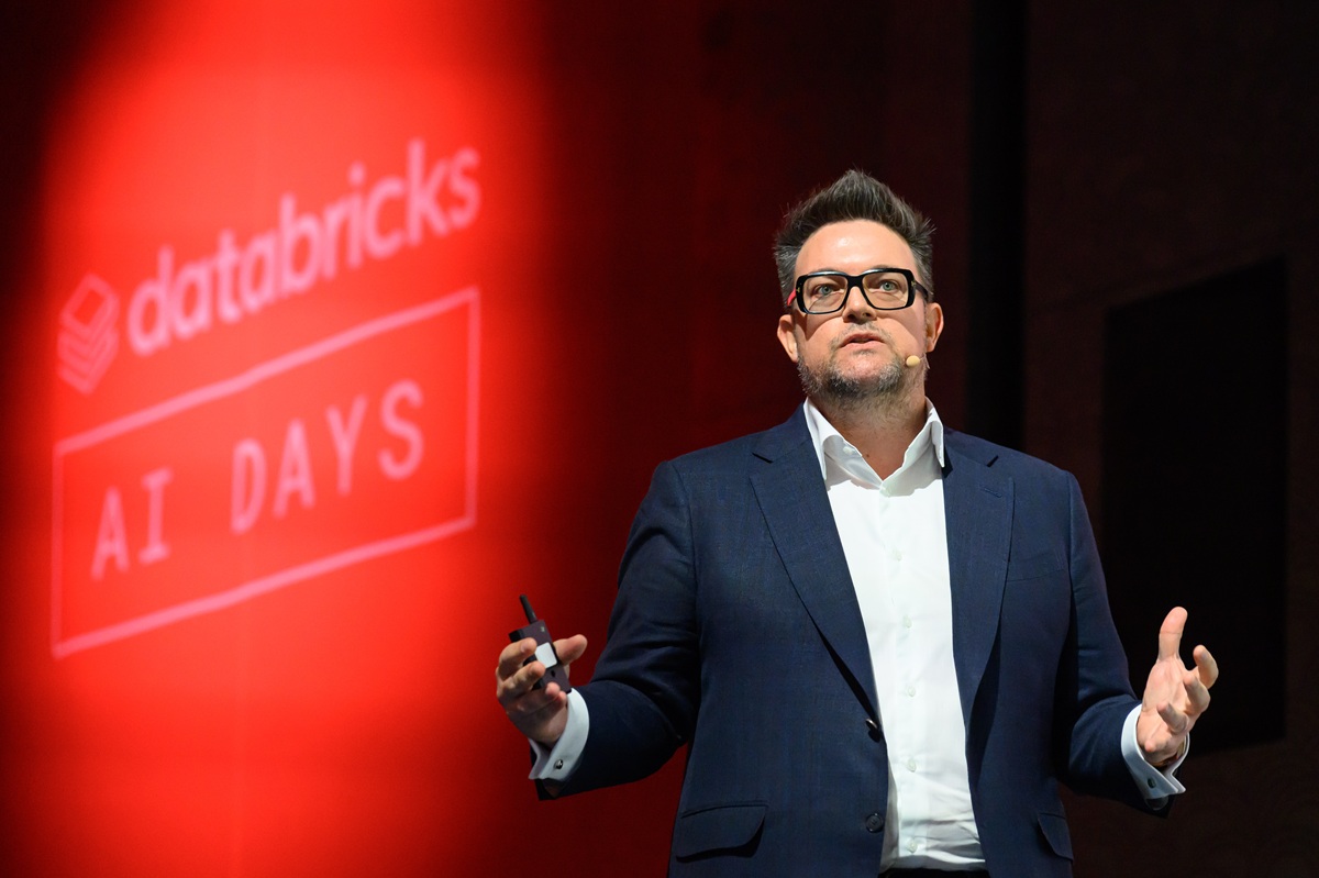 닉 에어스(Nick Eayrs) 데이터브릭스 아태 및 일본 지역 필드 엔지니어링 담당 부사장이 1일 서울에서 개최된 ',AI Days Seoul',에서 기조연설을 하고 있다.JPG