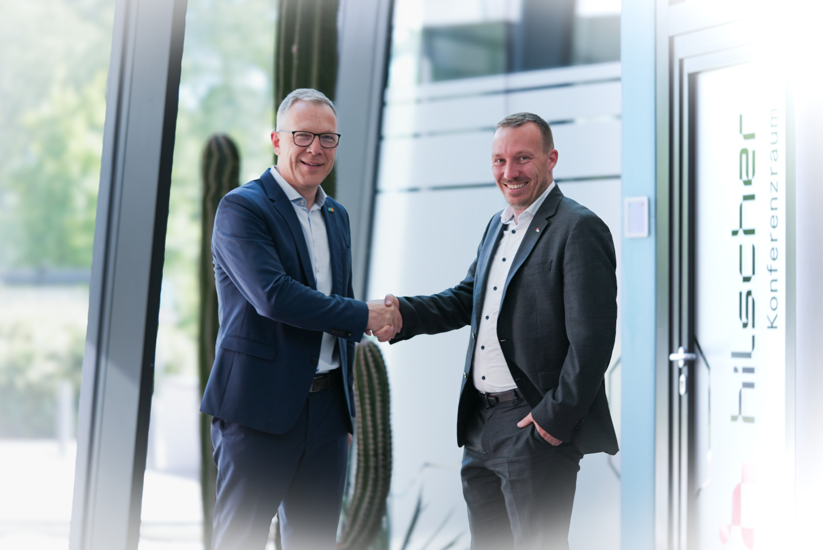 HIMA 그룹 CEO 요르크 데 라 모테(Jörg de la Motte, 왼쪽)와 힐셔 CEO 세바스티안 힐셔(Sebastian Hilscher, 오른쪽).jpg