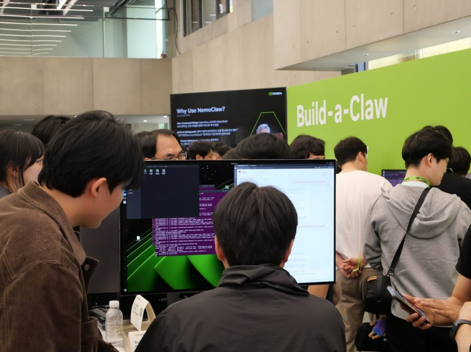 참가자들이 ‘빌드 어 클로’ 데모 세션에서 AI 에이전트를 직접 구현하고 있다.jpg