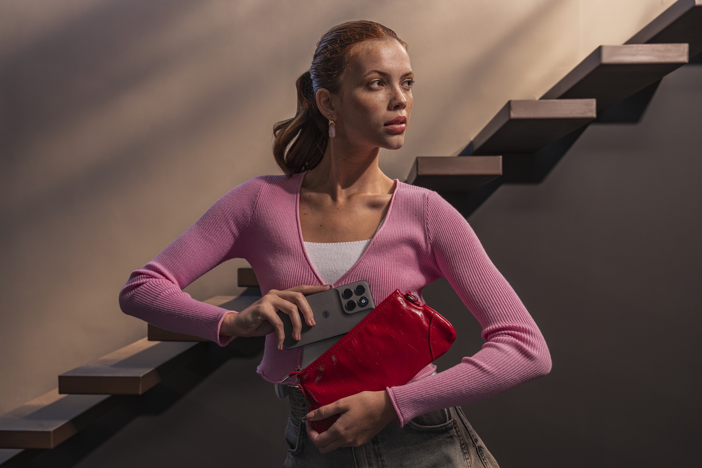 모토로라 모토 g77_팬톤 블랙 올리브 (2).jpg